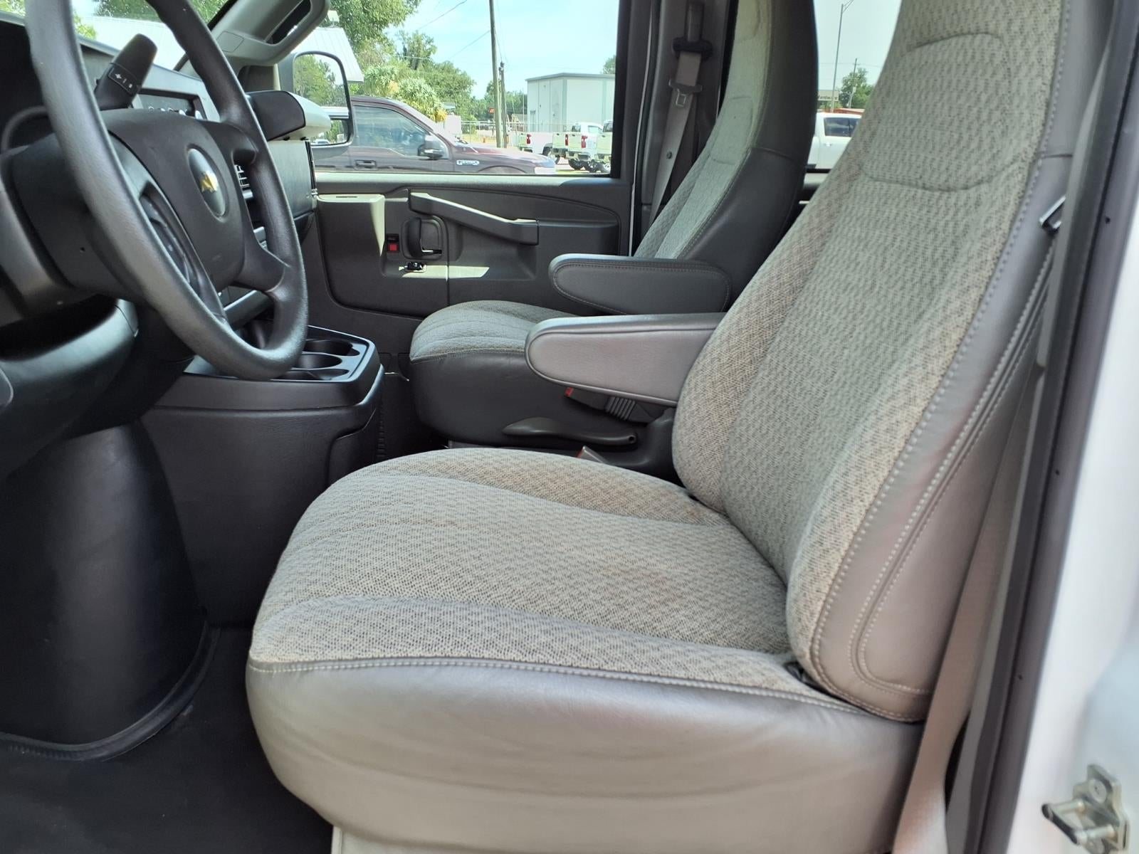 2025 Chevrolet Express Passenger 1LT