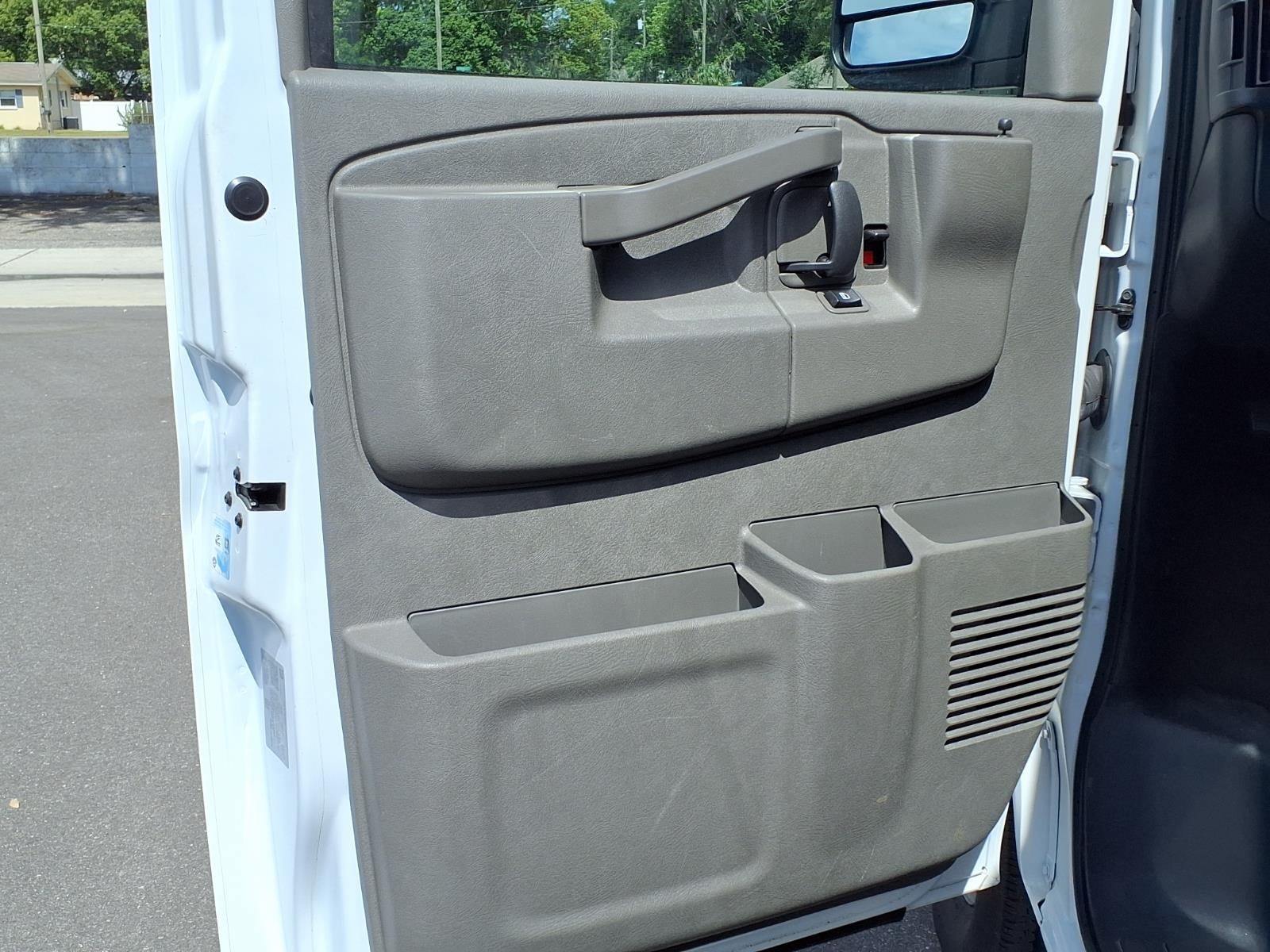 2025 Chevrolet Express Passenger 1LT