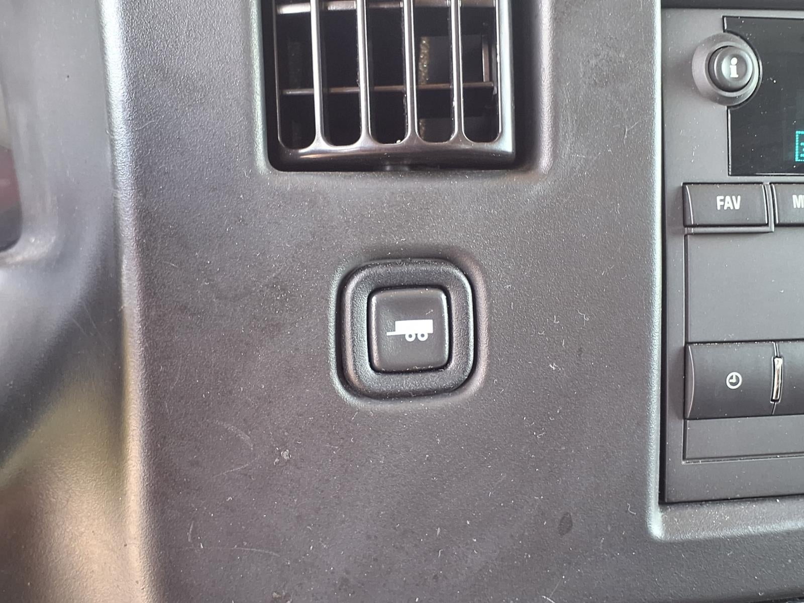 2025 Chevrolet Express Passenger 1LT