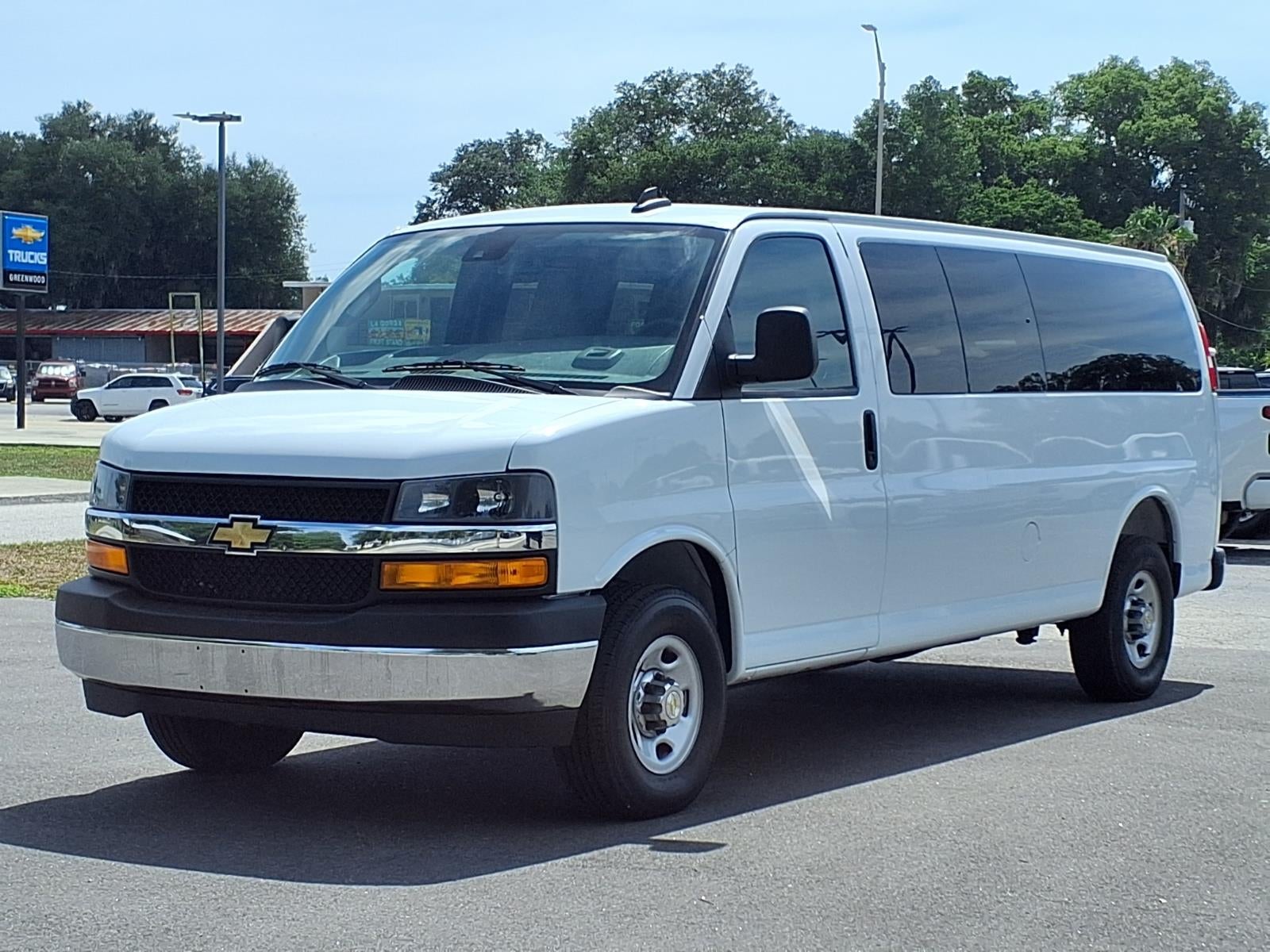 2025 Chevrolet Express Passenger 1LT
