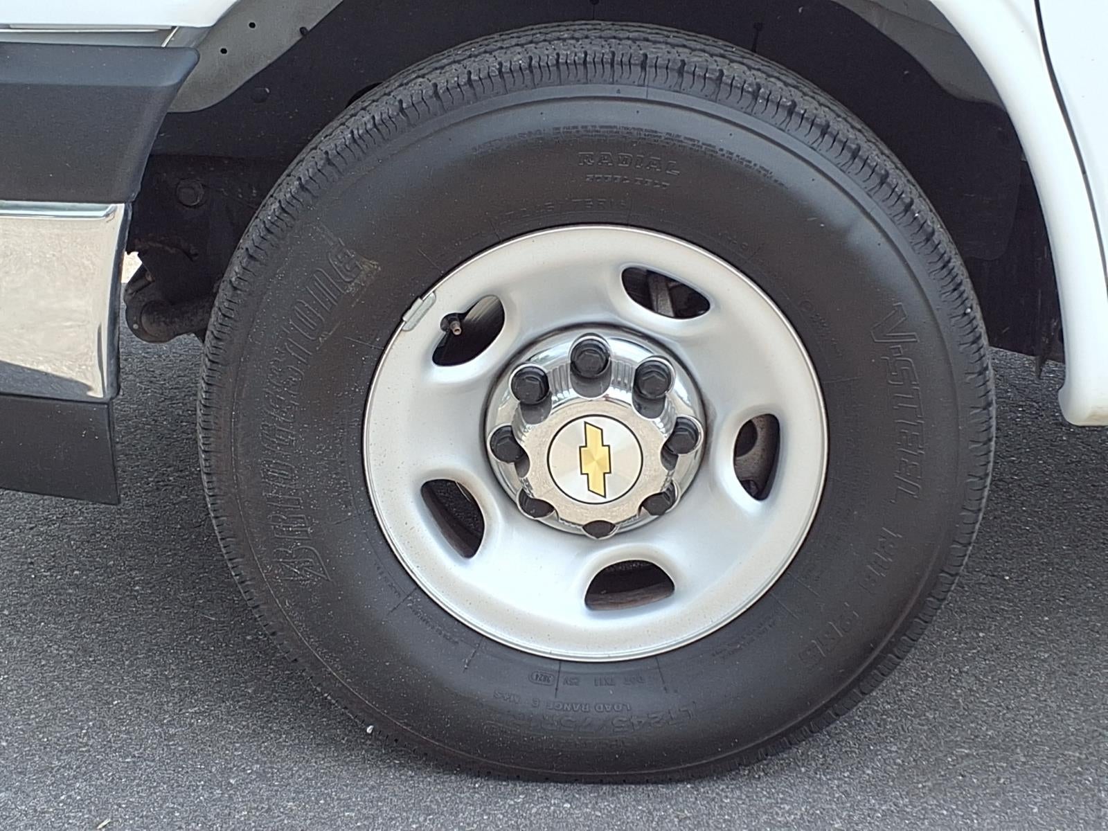 2025 Chevrolet Express Passenger 1LT