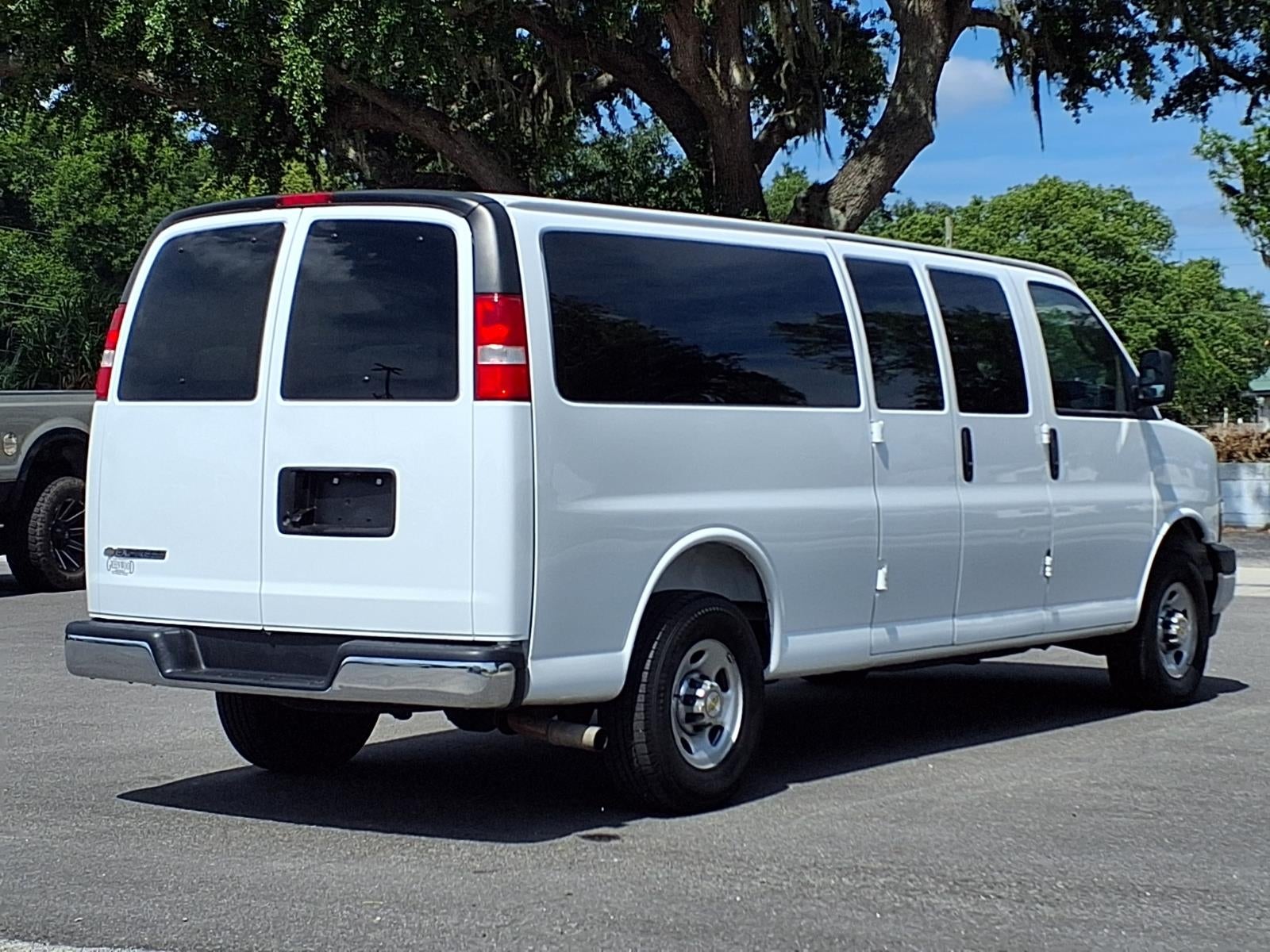 2025 Chevrolet Express Passenger 1LT