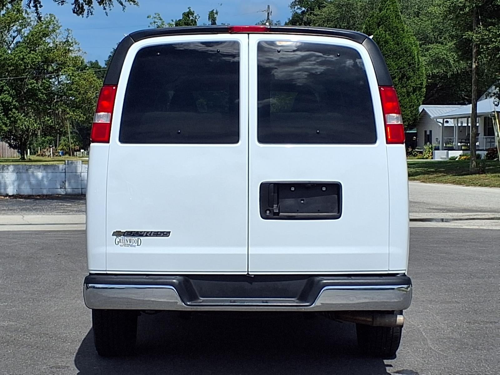 2025 Chevrolet Express Passenger 1LT