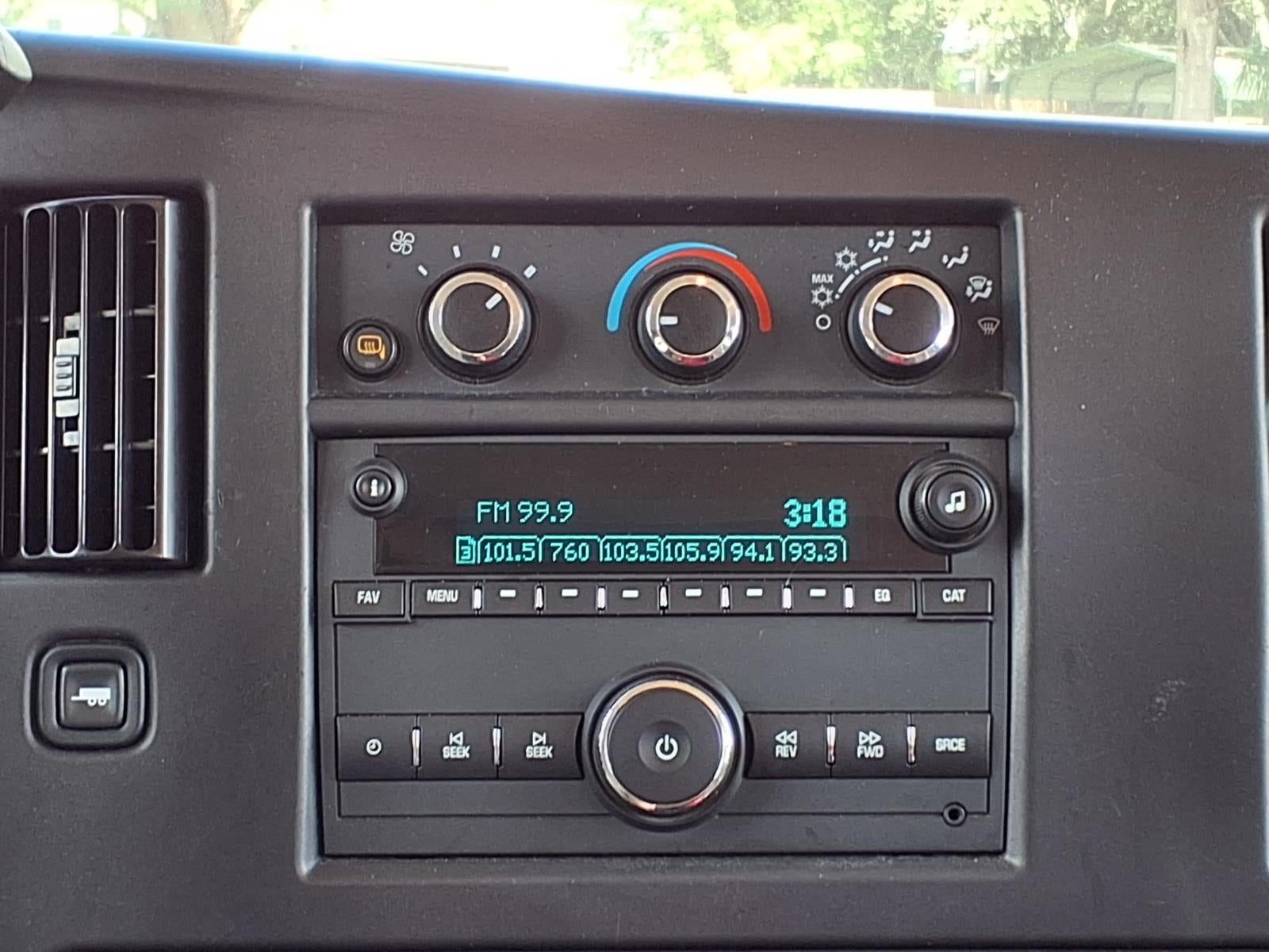 2025 Chevrolet Express Passenger 1LT
