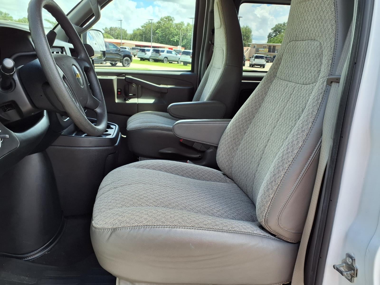 2025 Chevrolet Express Passenger 1LT