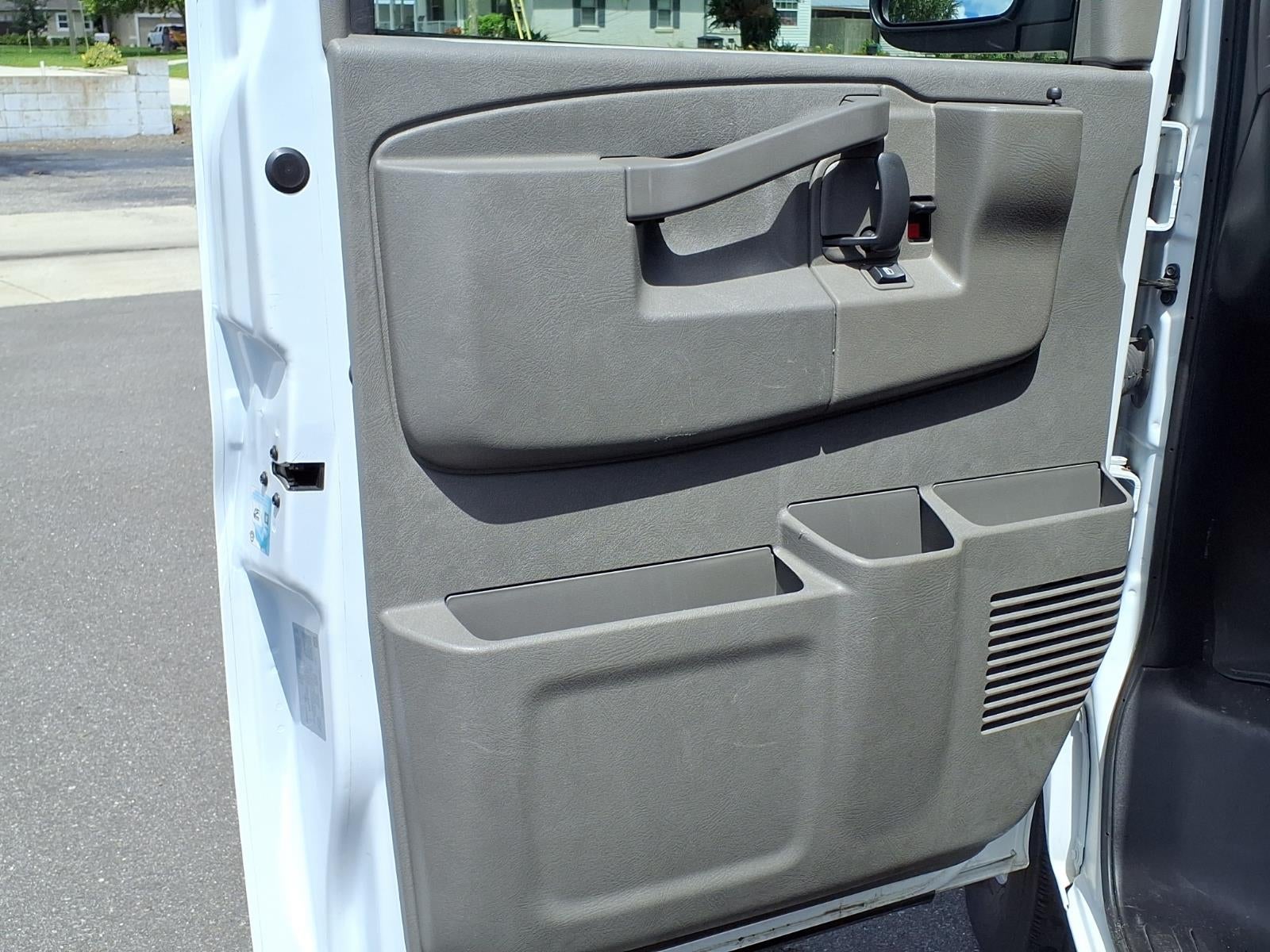 2025 Chevrolet Express Passenger 1LT