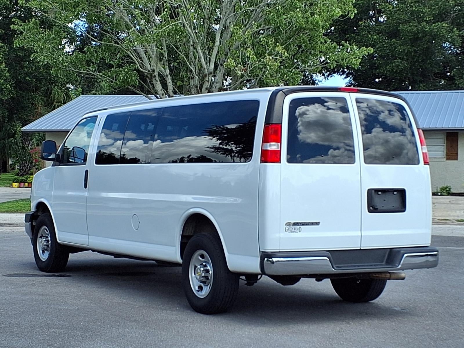 2025 Chevrolet Express Passenger 1LT
