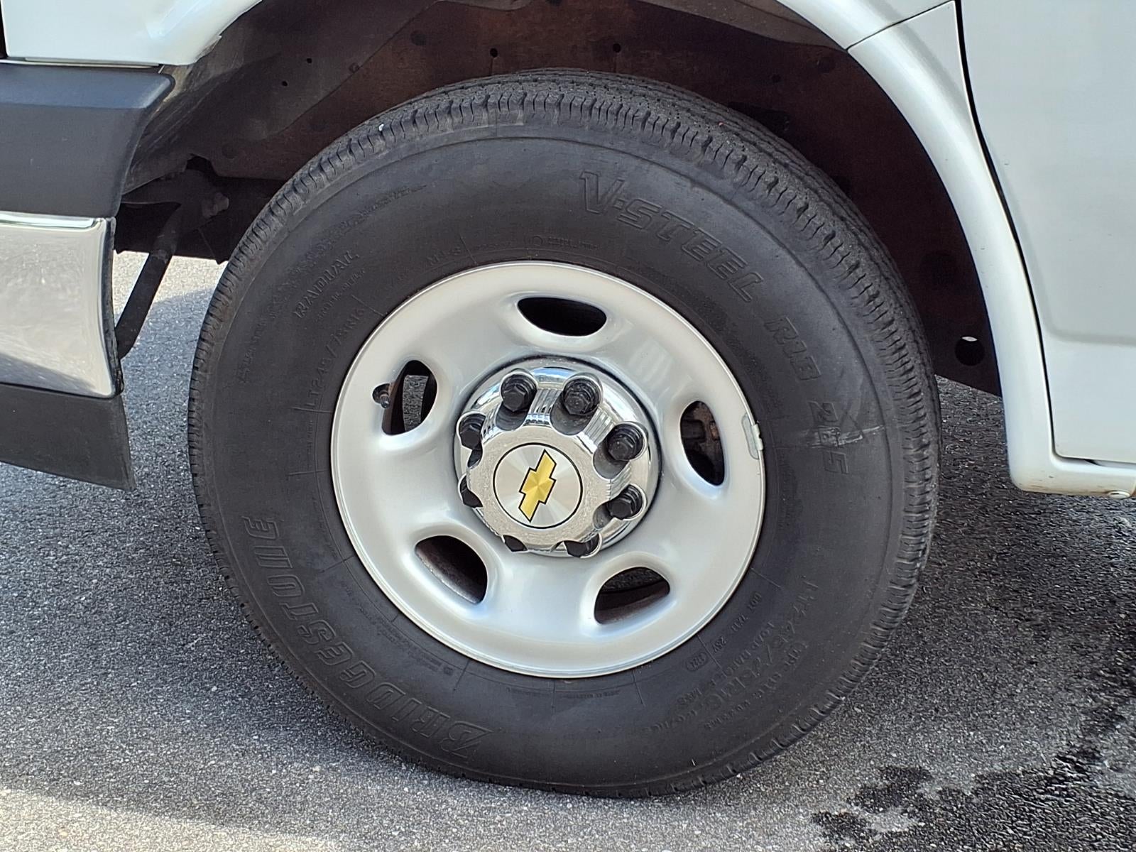 2025 Chevrolet Express Passenger 1LT