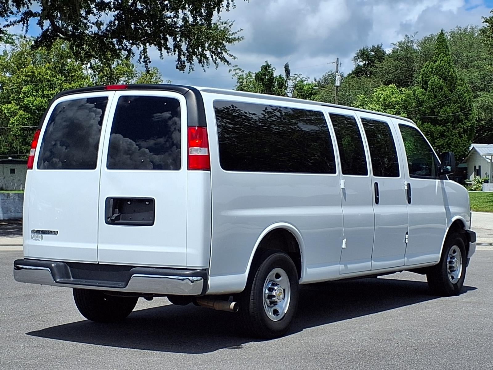 2025 Chevrolet Express Passenger 1LT